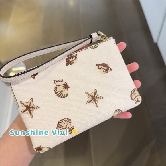 NWT Coach Corner Zip Wristlet With Shell Print CBP23 Gold/Chalk Multi - Picture 2 of 8